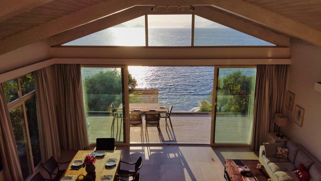 Seaside Luxury: 3-Bedroom Villa with Private Pier