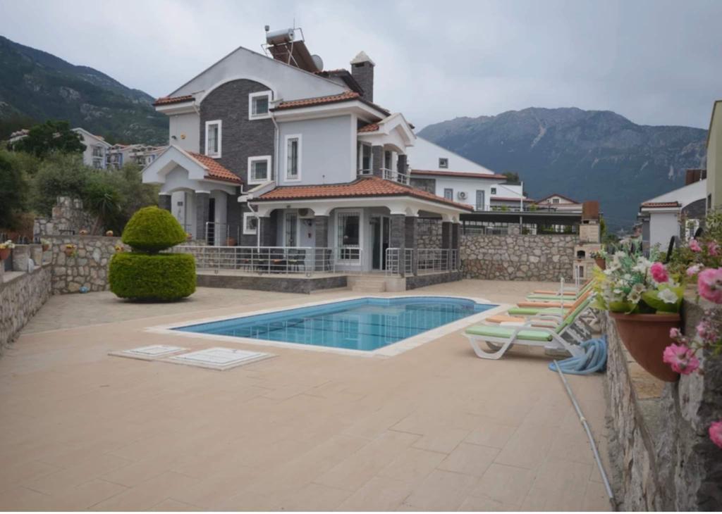 Luxurious 4-Bedroom Villa with Stunning Amenities