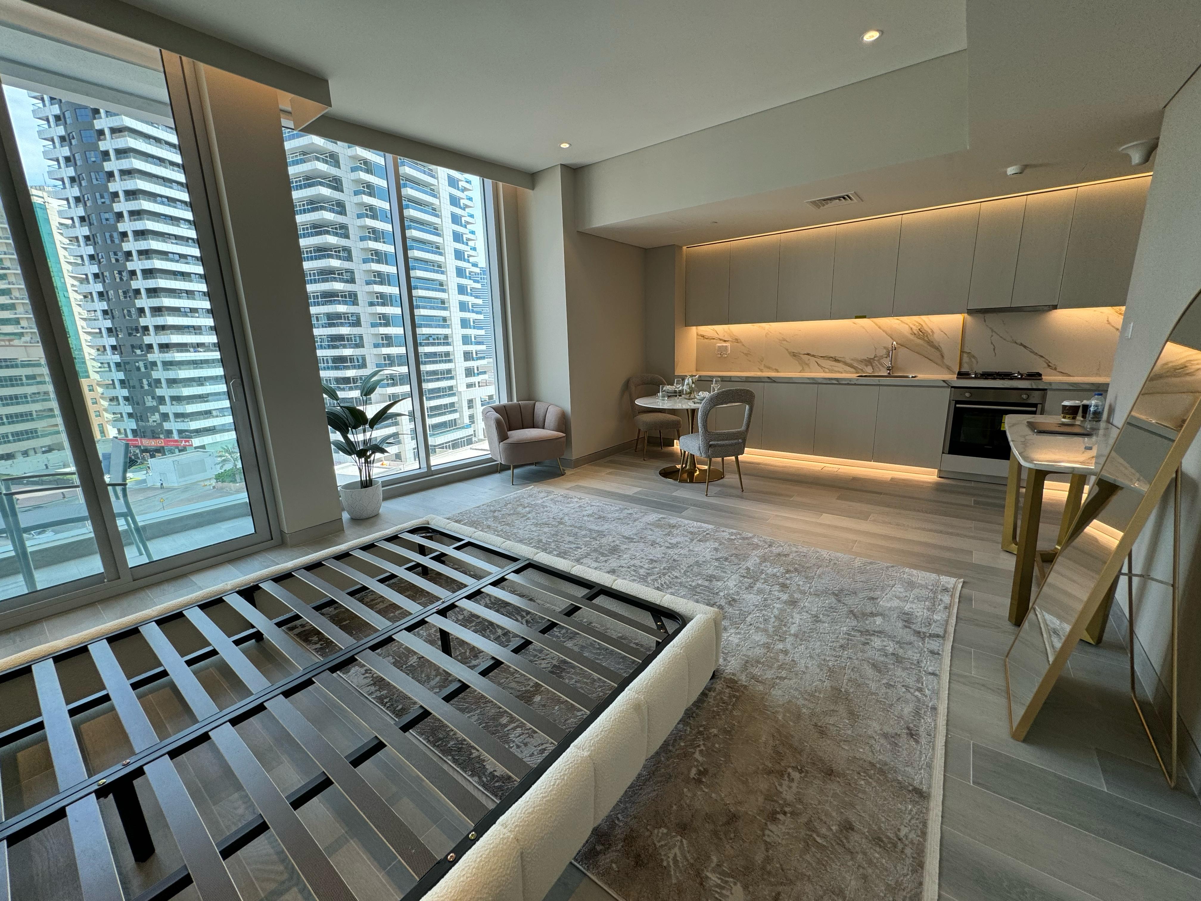 Luxurious Studio Apartment with Rooftop Pool and Stunning Views in Dubai