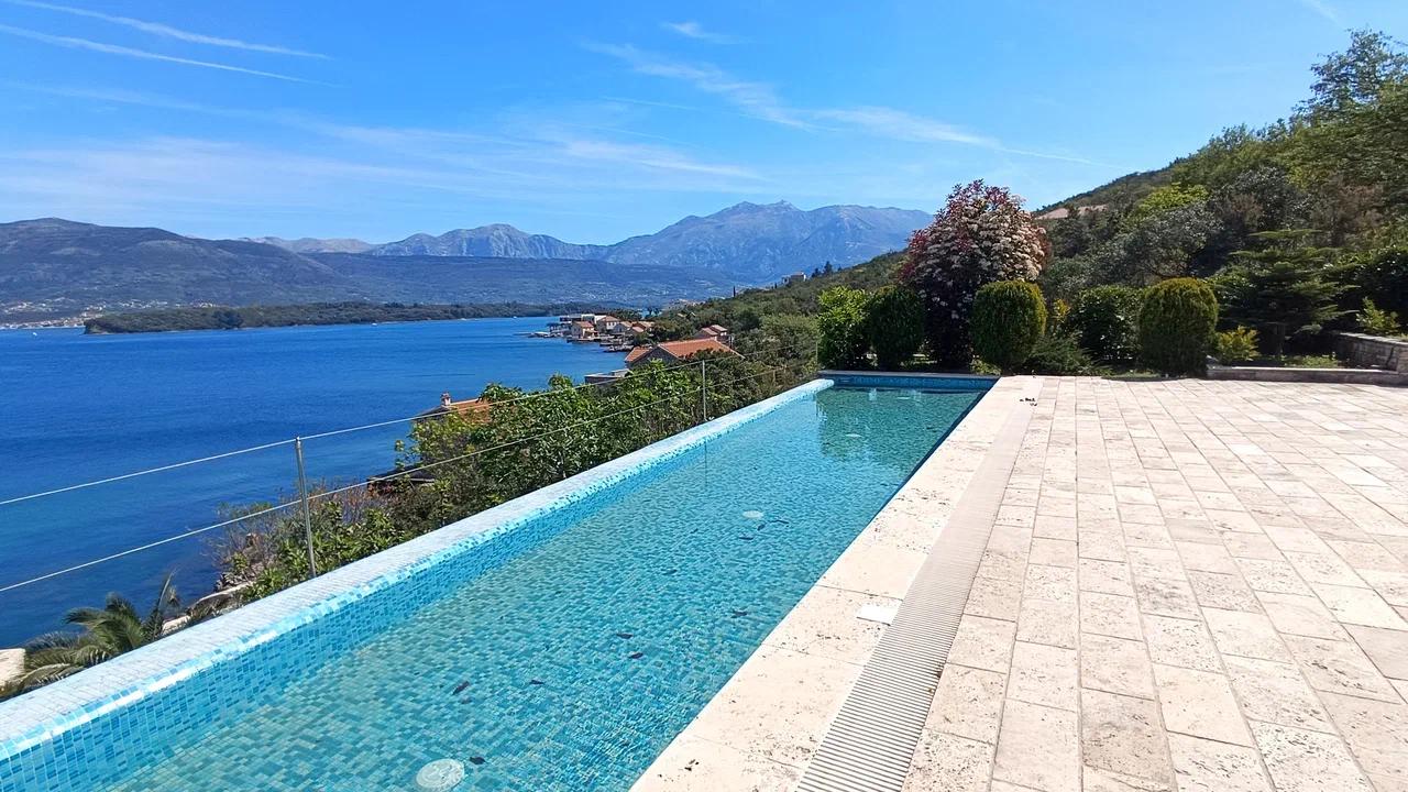 Sea View Luxury Villa in Montenegro : Stunning Location